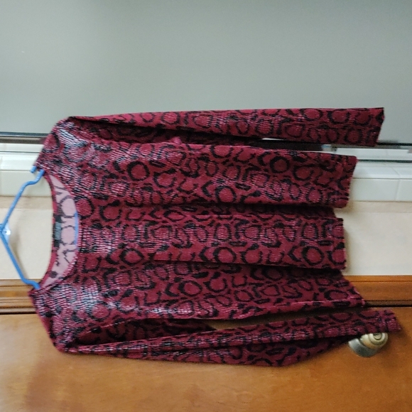 Karen Kane Tops - 🌸Karen Kane shirt snake skin look made in the USA imported Fabric